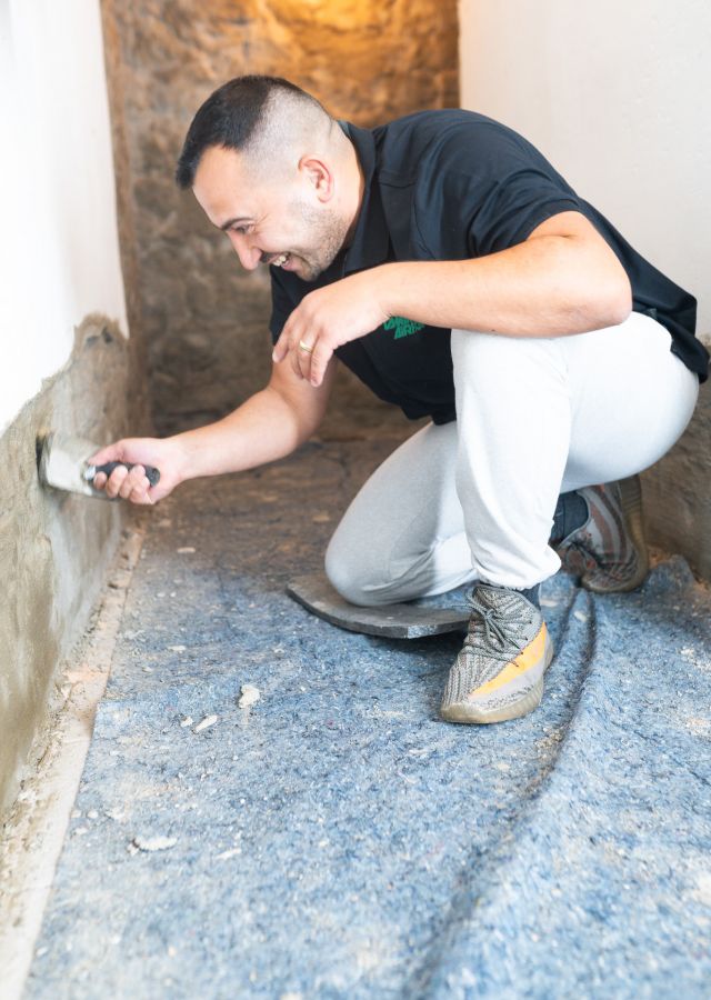 Mitarbeiter von Laminar Airflow versiegelt Mauerwerk