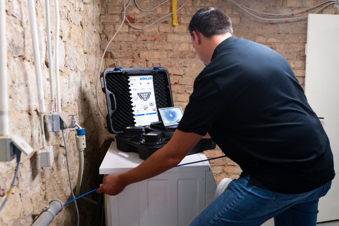 Geschäftsführer von Laminar Airflow führt eine Leckageortung durch