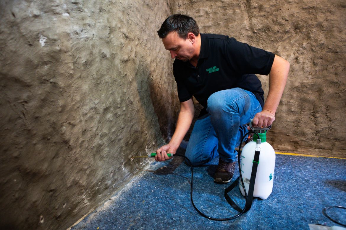 Mitarbeiter von Laminar Airflow führt Abdichtungsarbeiten durch