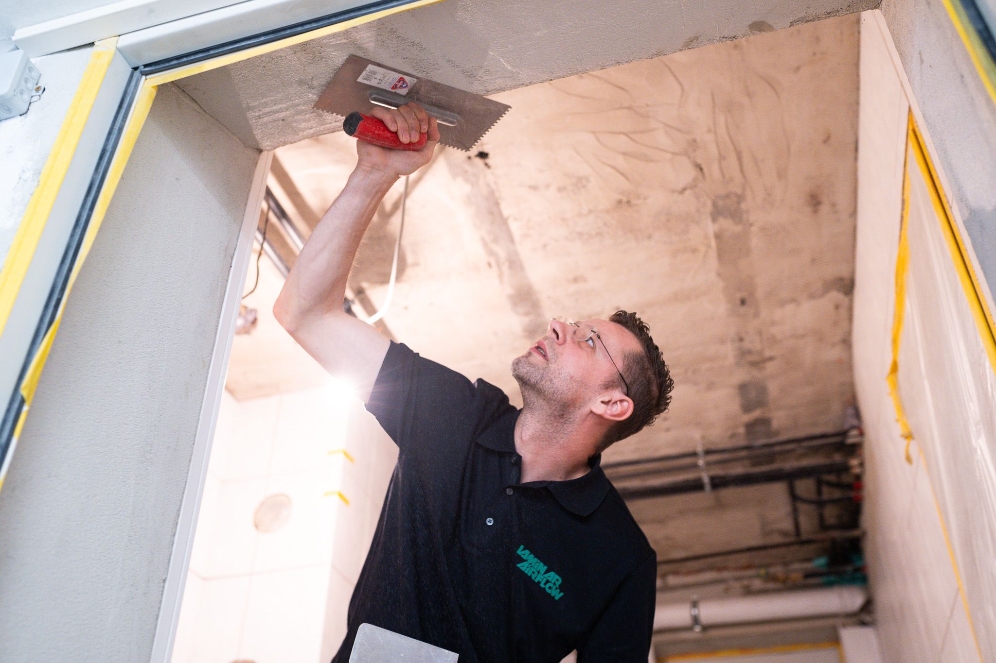 Mitarbeiter Laminar Airflow führt Verputzarbeiten durch