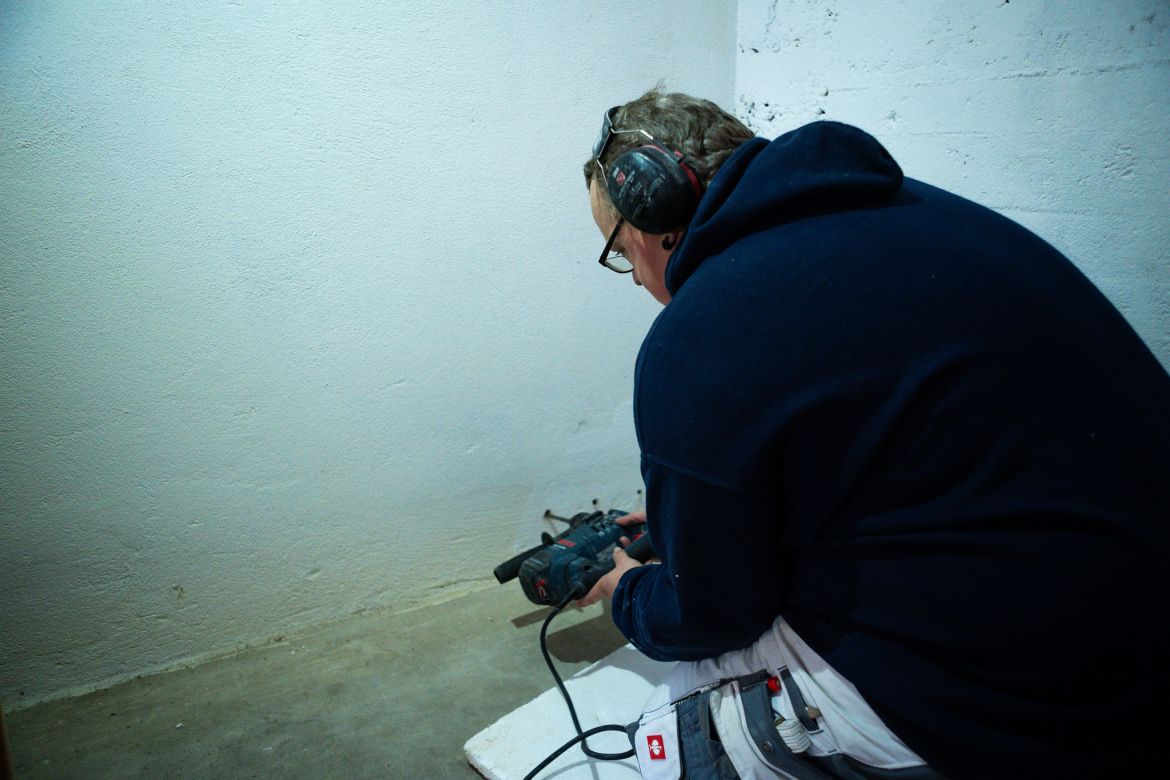 Mitarbeiter von Laminar Airflow führt Abdichtungsarbeiten durch